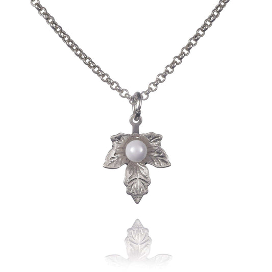 Dainty Leaf Pearl Pendant Necklace for Women - namana.london