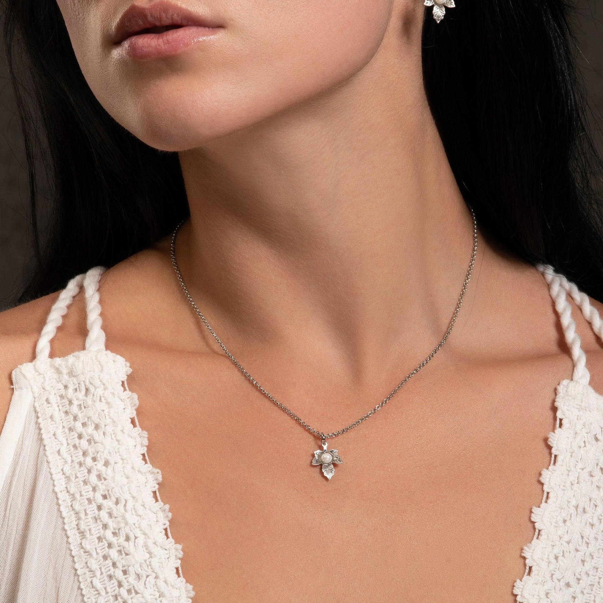 Dainty Leaf Pearl Pendant Necklace for Women - namana.london