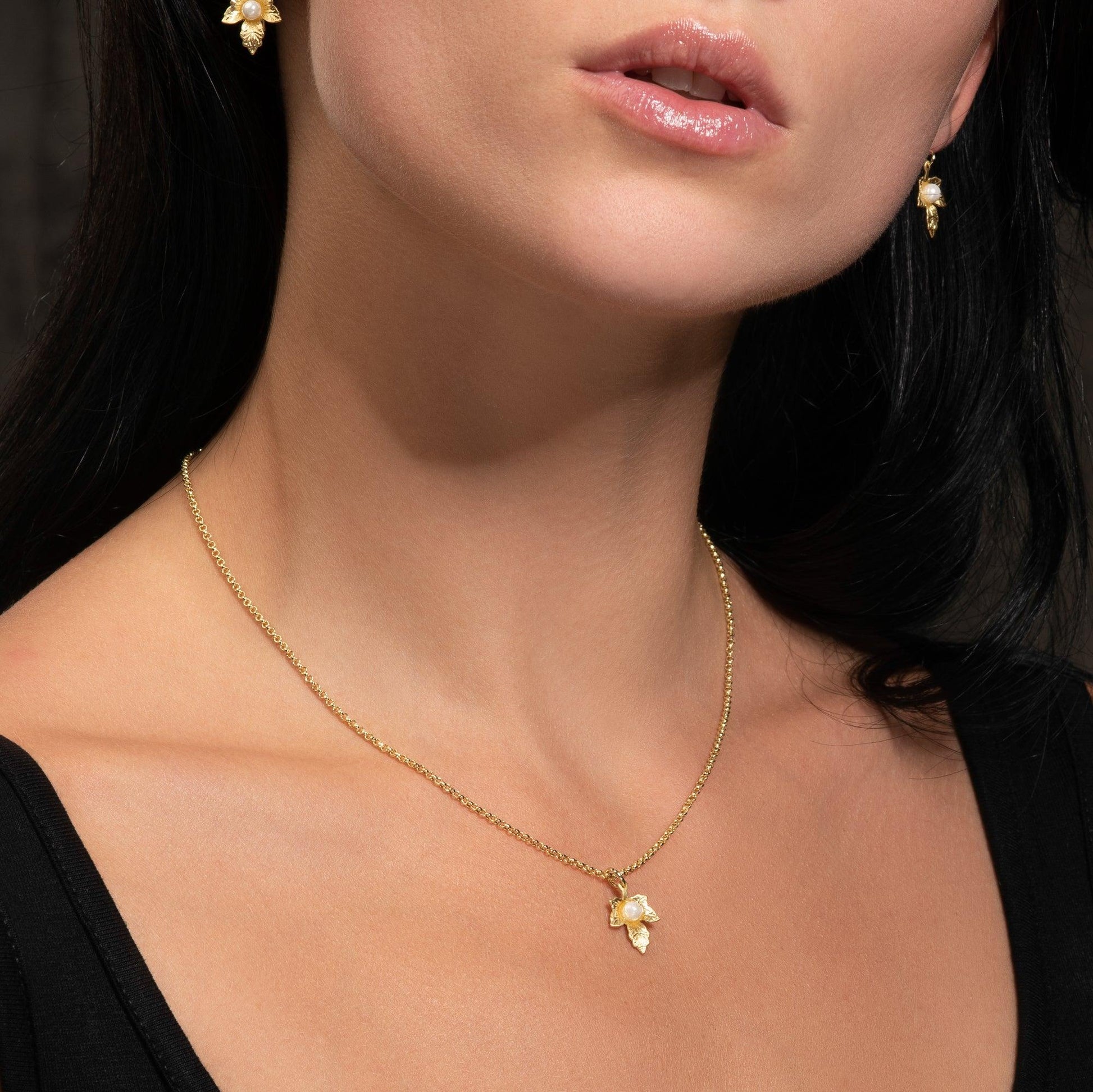 Dainty Gold Leaf Pearl Pendant Necklace for Women - namana.london