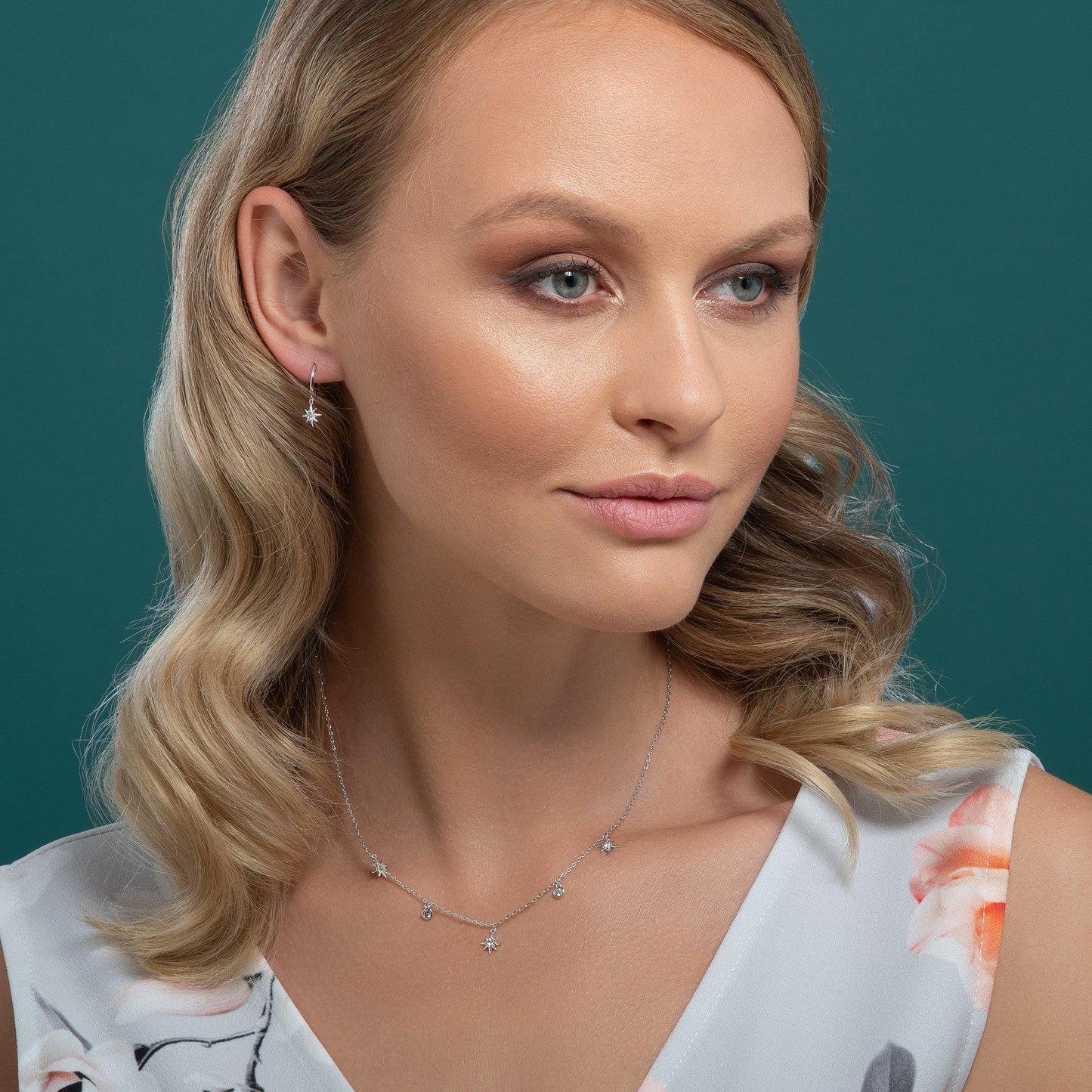Collar Necklace with North Star Charms - namana.london
