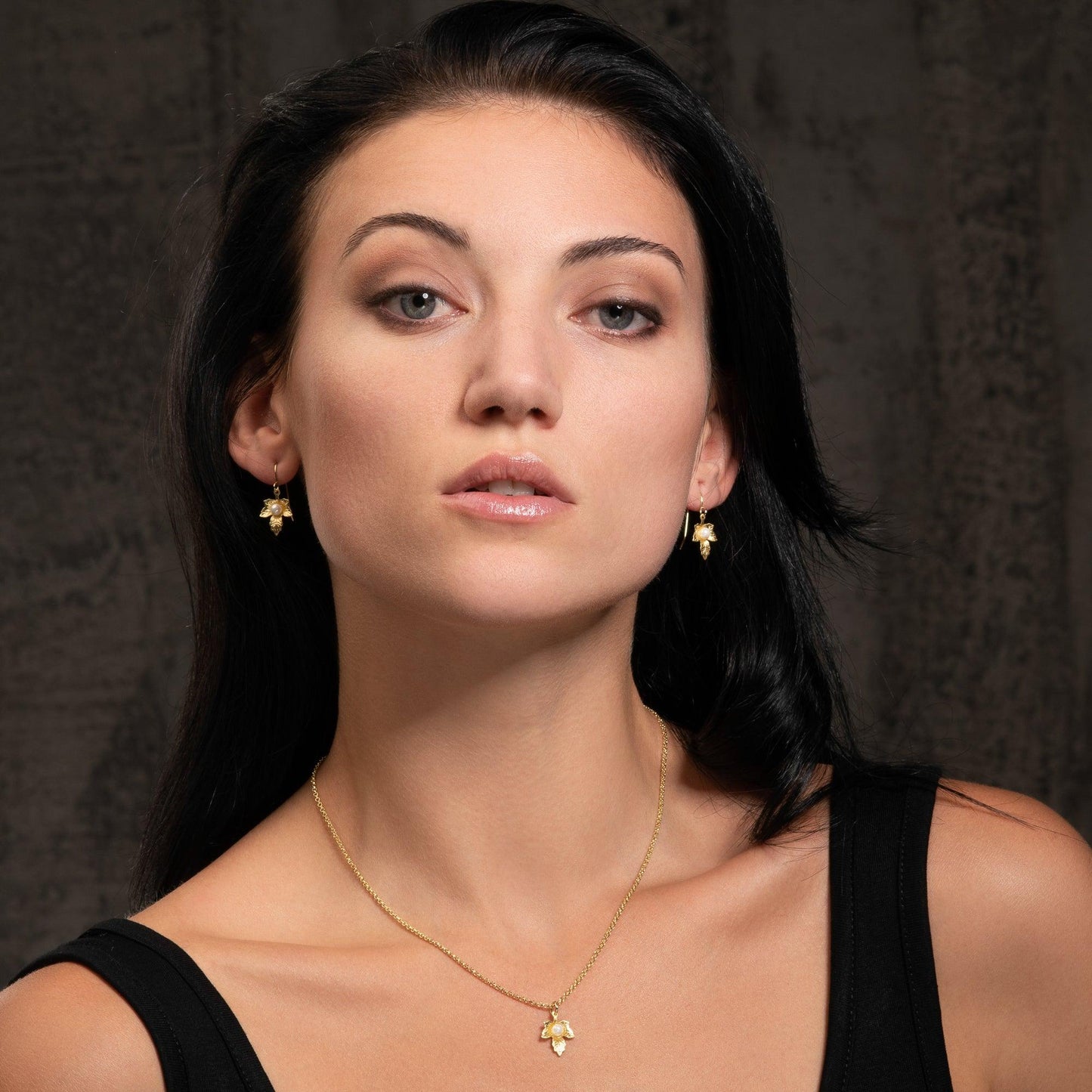 Dainty Gold Leaf Pearl Pendant Necklace for Women - namana.london